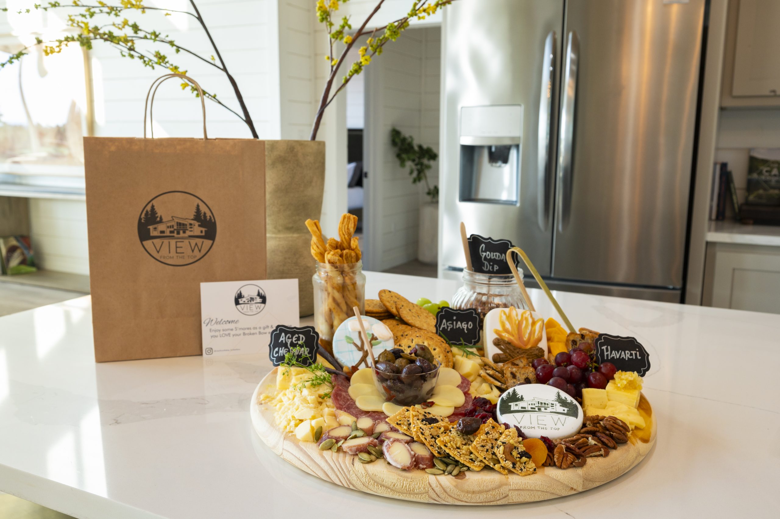 Oakie A Cabin: Savor every moment with a delicious charcuterie board and a glass of wine, ready for you to enjoy in the heart of nature.